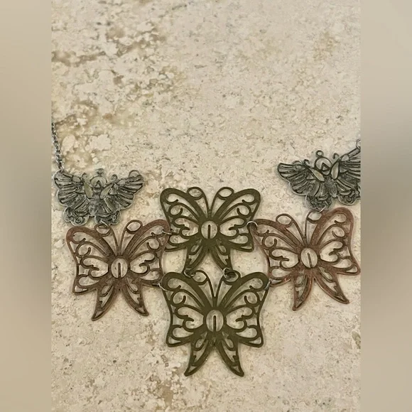 Elegant Metal Butterfly Pendant Necklace *Excellent Cond* - Picture 4 of 4